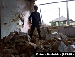 Чоловік намагається розібрати завали свого будинку після російського обстрілу. Оріхів, Запорізька область. Квітень 2022 року