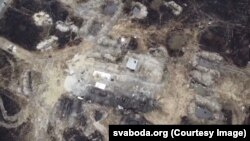 Videón egy orosz katonai tábor Csernobilnál. A katonák épp lövészárkot ásnak 2022. április 6-án