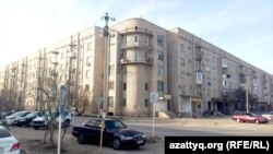 Дом, где живет адвокат Адильхан Беденбаев, находится напротив здания управления полиции. Кызылорда, 4 апреля 2022 года