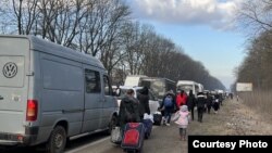 Ukraynadan olan məcburi köçkünlər Polşa sərhəddində