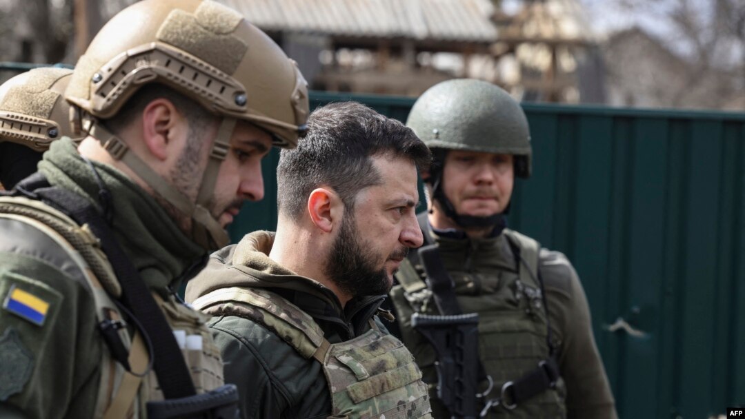 După 50 de zile sub atacul forțelor militare ale Rusiei, președintele Volodimir Zelenski a mulțumit, joi seara, ucrainenilor care își apără țara. Imagine din 4 aprilie, din Bucea.