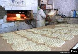 Készül az iráni kenyér egy pékségben