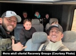 Волонтери «Aerial Recovery Group» евакуюють дітей