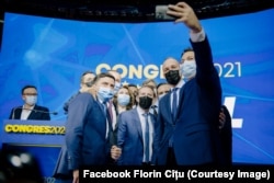 Liderii PNL își făceau selfiuri după congresul PNL alături de Florin Cîțu