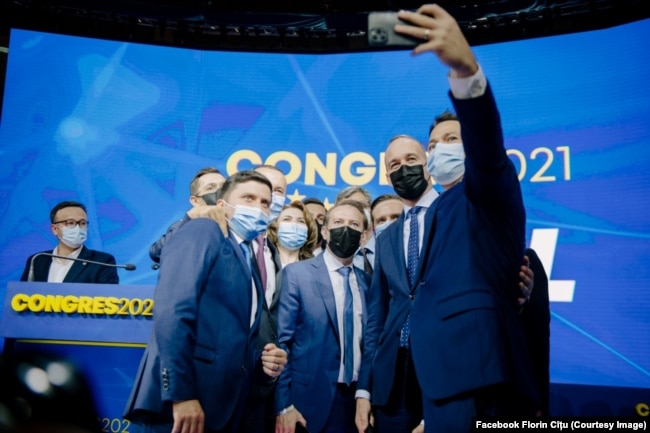 Liderii PNL își făceau selfiuri după congresul PNL alături de Florin Cîțu