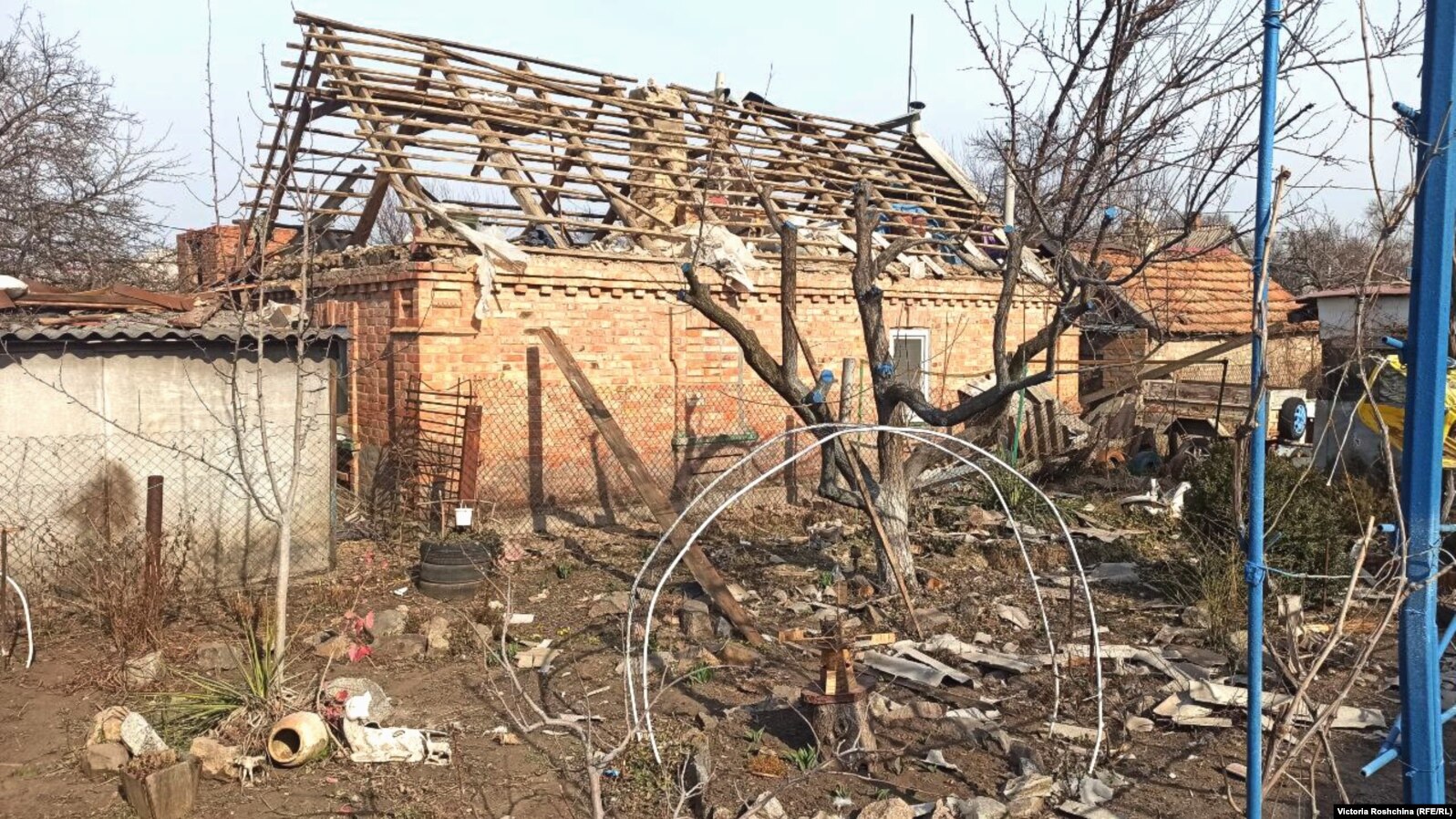Повреждено в результате обстрела российских войск здание в Орехове.  Запорожская область.  Апрель 2022 года