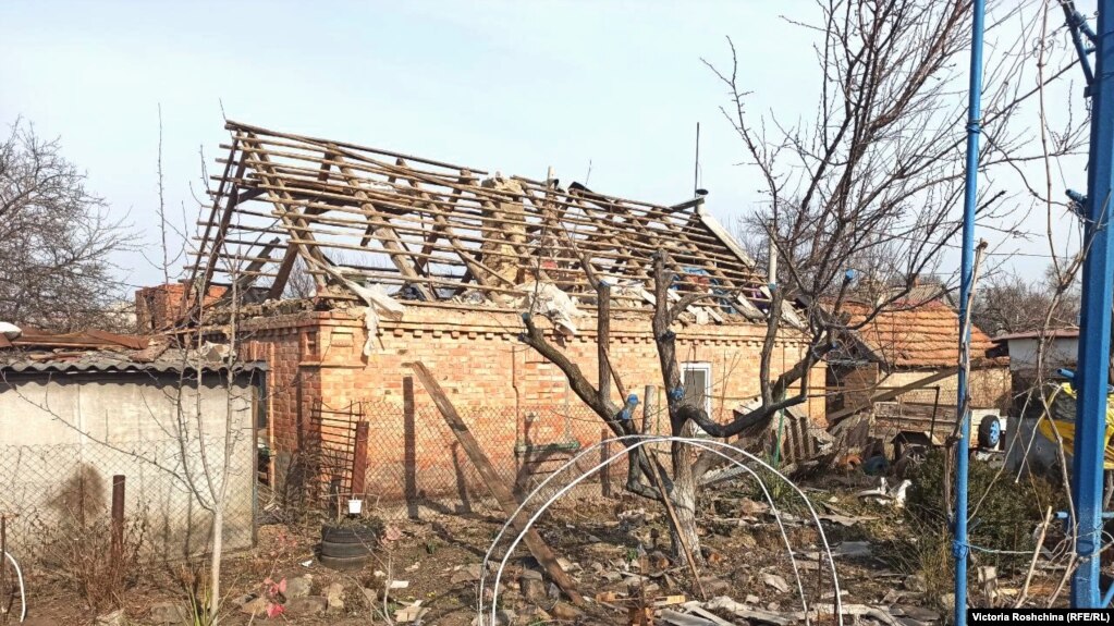 Пошкоджений внаслідок російських обстрілів будинок в Оріхові на Запоріжжі, березень 2022 року