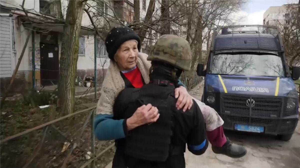 Ukrajinský gubernátor vyzval na útek ďalších ľudí z východu, keďže ruské ostreľovanie eskaluje.
