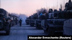 Колона російських військ на дорозі, що веде до міста Маріуполя Донецької області, Україна, 28 березня 2022 року
