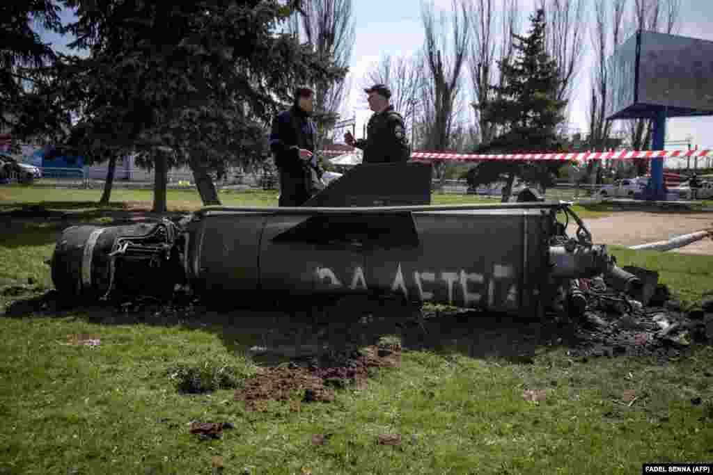 Ukrajinska policija pregleda ostatke velike rakete sa natpisom &quot;za našu decu&quot; na ruskom pored glavne zgrade železničke stanice u Kramatorsku, u istočnoj Ukrajini. Železnička stanica je prethodnih dana korišćena za evakuaciju civila.