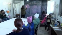 Десятиклассница из Бишкека преподает английский детям, живущим у мусорного полигона