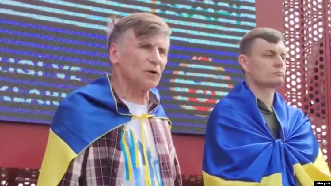 Фәрит Зәкиев (сулда) Төркиянең Анталия шәфәрендә Русиянең Укаринага каршы сугышын хөкем итеп чыгыш ясый. 3 апрель 2022