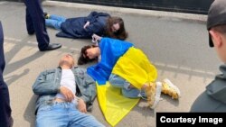 Police detain Oyan, Qazaqstan activists near the Russian Consulate in Almaty on April 9.