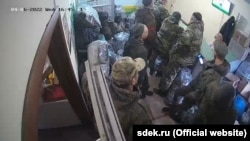 Скриншот с камеры видеонаблюдения в офисе СДЭК в Новозыбкове, апрель 2022 года