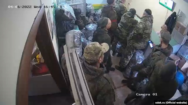 Скриншот с камеры видеонаблюдения в службе доставки СДЭК