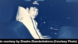 22 жастағы шымкенттік Аңсар Ислам 2022 жылғы 5 қаңтарда Алматыдағы "Алтын орда" базары маңында мойны мен шатына оқ тиіп қаза тапты. Отбасы архивіндегі сурет.