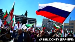 Muškarac maše ruskom zastavom tokom protesta podrške Rusiji ispred bugarskog parlamenta u Sofiji, Bugarska, 6. aprila 2022.