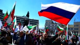 Човек развява руското знаме на протест за военен "неутралитет" пред Народното събрание в София, 6 април, 2022 г.