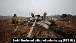 Украинские военные и уничтоженная техника России в Черниговской области