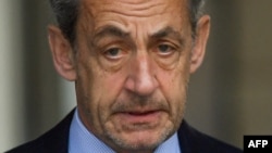 Бывший президент Франции Николя Саркози прибывает для голосования в первом туре президентских выборов во Франции на избирательный участок в Париже 10 апреля 2022 года