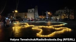 Львів’яни запалили сотні лампадок за всіма невинними жертвами війни Росії проти України
