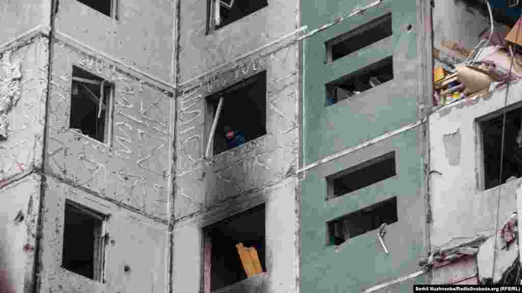 Чоловік у своїй знищеній обстрілами російської армії квартирі. Чернігів, 6 квітня 2022 року