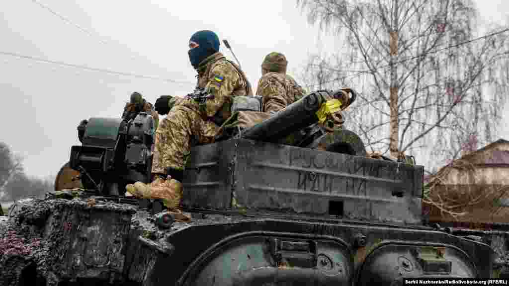 Українські військові на вулицях звільного селища Нова Басань,&nbsp;1 квітня 2022 року