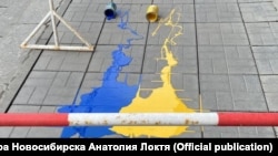 Крыльцо мэрии Новосибирска, залитое в цвета украинского флага