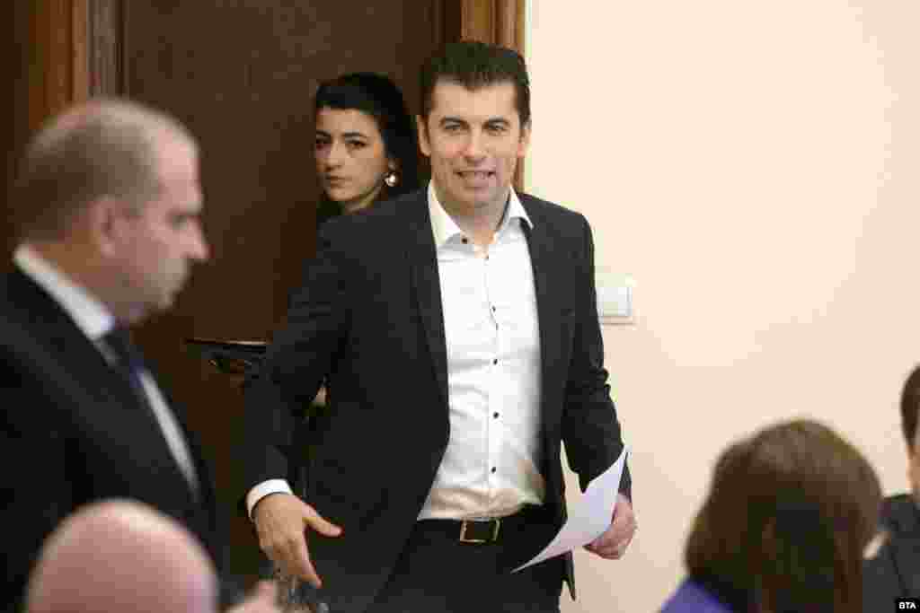 БУГАРИЈА - Бугарскиот премиер Кирил Петков денеска изјави дека секое решение од разговорите со Северна Македонија мора да биде со целосна согласност на партиите од владината коалиција и од опозицијата. Тој во Собранието денеска изјави дека нема да биде донесена никаква конкретна одлука без одобрение на Парламентот и без целосна поддршка на сите кои ќе гласаат за неа.