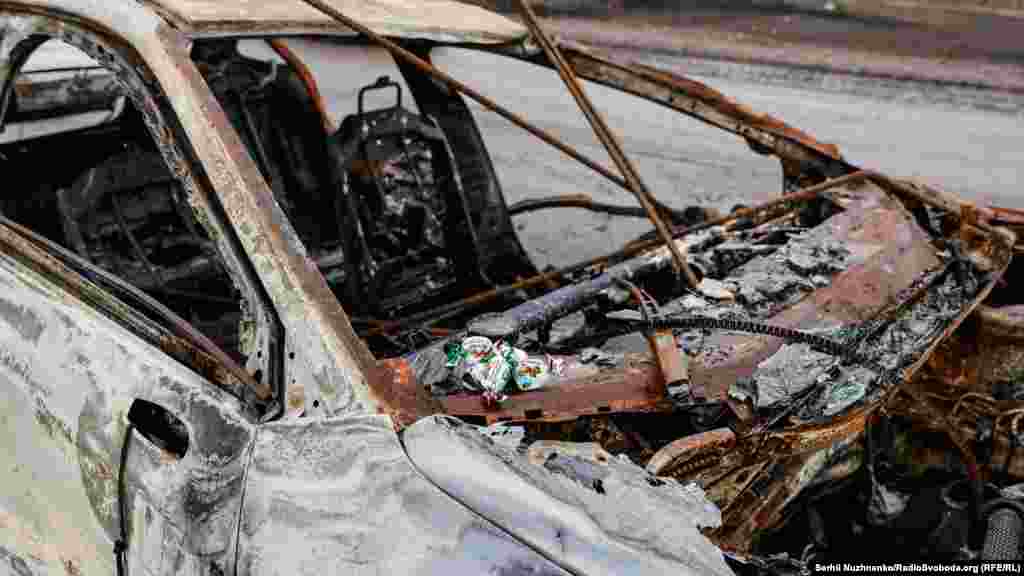 Bombone na automobilu u kojem je civil pronađen mrtav.