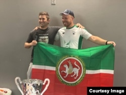 Ленар Мөхәммәдиев (сулда)