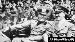Бенито Муссолини и Адольф Гитлер во время одного из многочисленных визитов дуче в нацистскую Германию