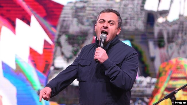 Armenia - Opposition leader Ishkhan Saghatelian addresses supporters during a rally in Yerevan's Liberty Square, April 5, 2022.