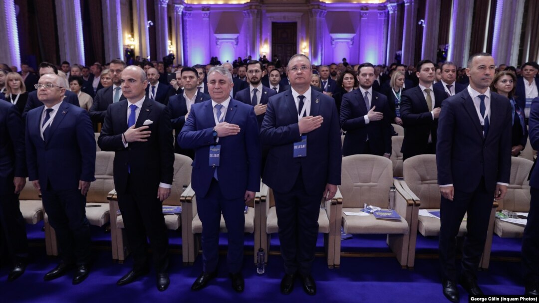Liderii PNL, cu ministrul Lucian Bode și premierul Nicolae Ciucă în centru. Un personaj care nu apare în această poză este fostul secretar general adjunct Silviu Mănăstire, care ar fi amenințat mai mulți liberali cu „dosare” la un eveniment privat. 