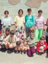 Amel i Džemil Hodžić sa djecom u opkoljenom Sarajevu, 1993. godine