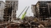 В поселке Бородянка под Киевом разбирают завалы уничтоженных российскими войсками домов, 8 апреля 2022 года