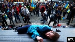  Човек лежи с вързани ръце пред Руския културно-информационен център 