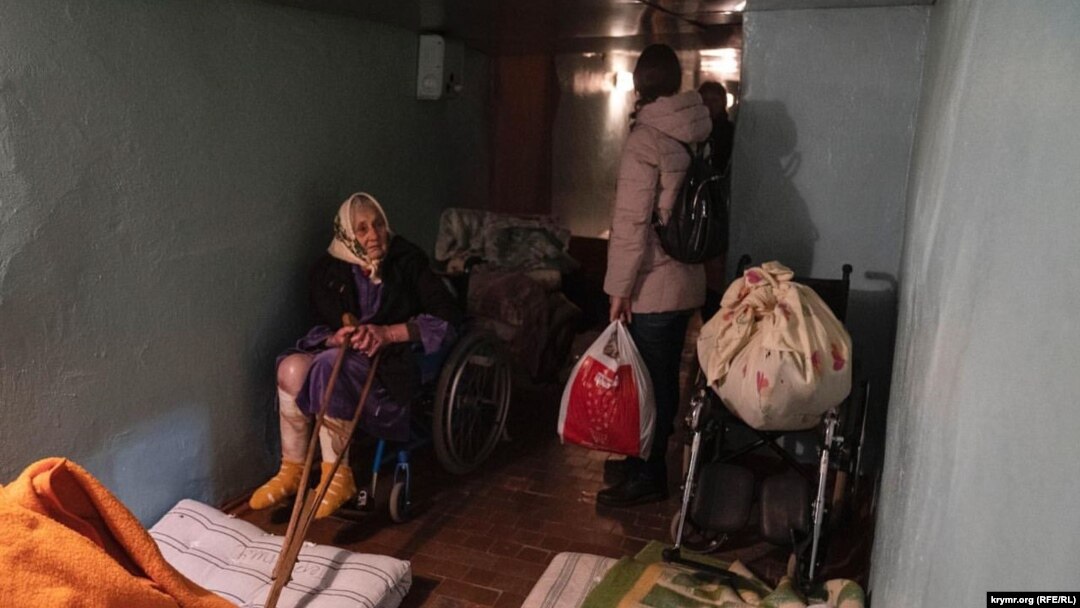 Пациентку пятой городской больницы после обстрела временно разместили в подвальном помещении здания. Николаев, 5 апреля 2022 года