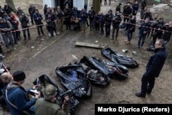 Cadavrele a cinci bărbați uciși de soldații ruși în Bucea, o localitate aflată la nord-vest de capitala Ucrainei, Kiev, 4 aprilie 2022.