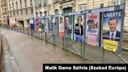 A francia választások során szavazóhelyiségként használt közintézmények – iskolák, könyvtárak – előtt ismét felállították azokat a fémvázakat, amelyekre a tizenkét elnökjelölt portréja került. Sèvres egyik általános iskolája elé már 2022. április 1-jén felkerültek a plakátok