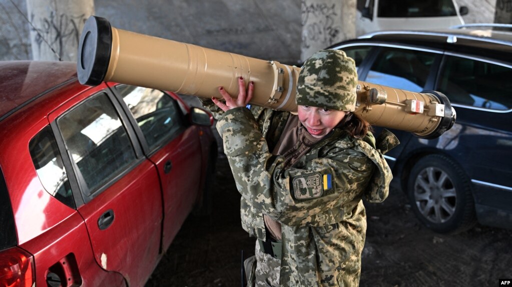 سرباز اوکراینی که قبلاً معاون پارلمان اوکراین بوده، در حال حمل یک موشک هدایت‌شونده ضد تانک در نزدیکی کی‌یف