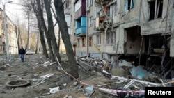 Біля зруйнованого ударом російських військ житлового будинку в Харкові, 10 квітня 2022 року