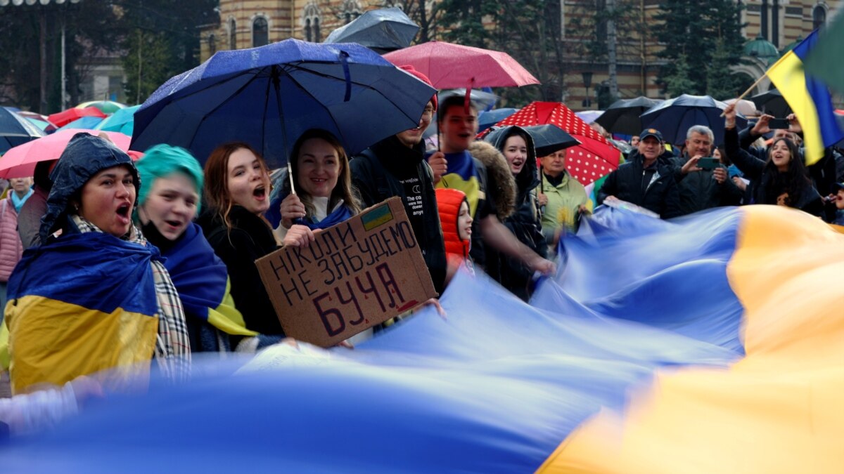 Въпреки дъжда хиляди хора в София протестират срещу войната и