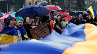 Въпреки дъжда хиляди хора в София протестират срещу войната и