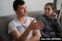 Jevhenii (16) i Oxana (14) u stanu u Varšavi. Školu pohađaju online. 9. april 2022.