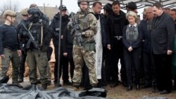 Урсула фон дер Ляйен в Буче перед телами убитых мирных жителей. 8 апреля 2022 года