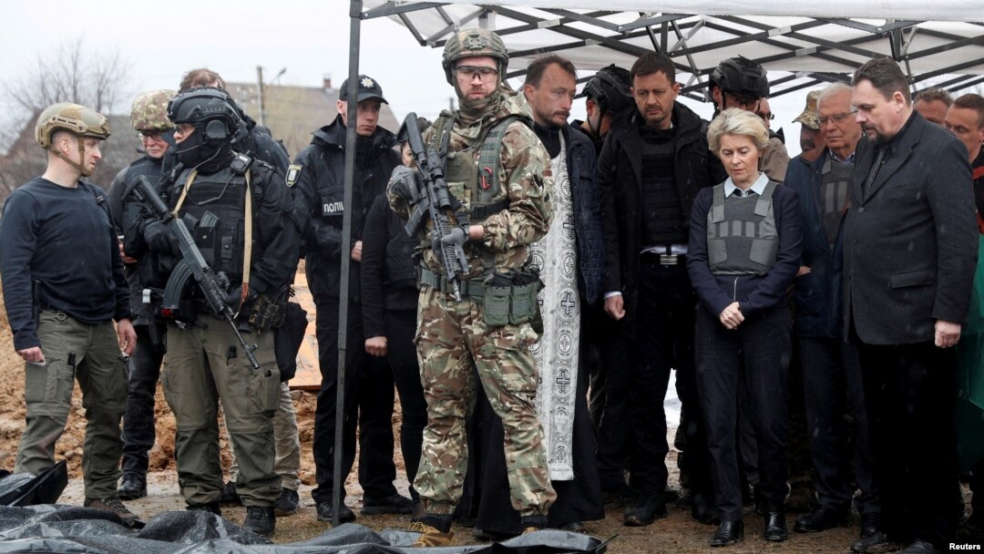 Ursula Von der Leyen a fost însoțită de președintele Ucrainei, Volodimir Zelenski, la Bucea, unde a văzut urmările invaziei ordonate de Vladimir Putin în 24 februarie. Atrocitățile din Bucea au produs revolta Occidentului.