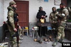 Кадыровцы, военнослужащие СОБРа «Ахмат» готовят еду на одной из улиц Мариуполя, 4 апреля 2022 года