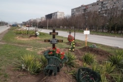 Civil áldozatok sírjai Mariupolban, 2022. április 10-én