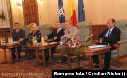 Elena Udrea în poziția de șefă a Cancelariei prezidențiale alături de Traian Băsescu (dreapta), Theodor Stolojan, Claudiu Săftoiu și Constantin Degeratu. Imagine din 2015.